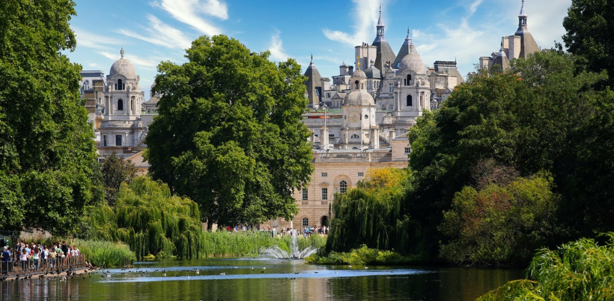 Hyde Park: London's iconic green oasis, where nature and city life blend seamlessly